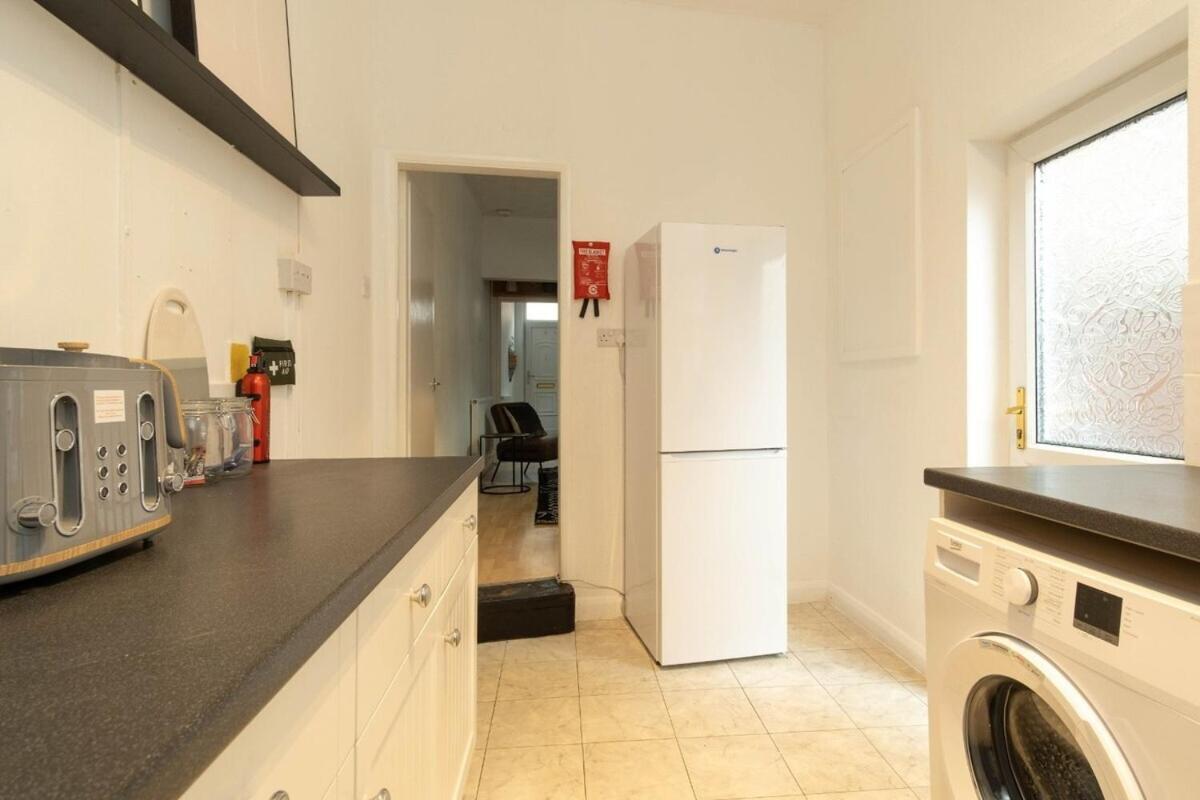 2 Bedroom Apartment By Littlepiggyrentals Short Lets & Serviced Accommodation Leicester With Wi-Fi, Free Parking & Outdoor Area Exterior photo