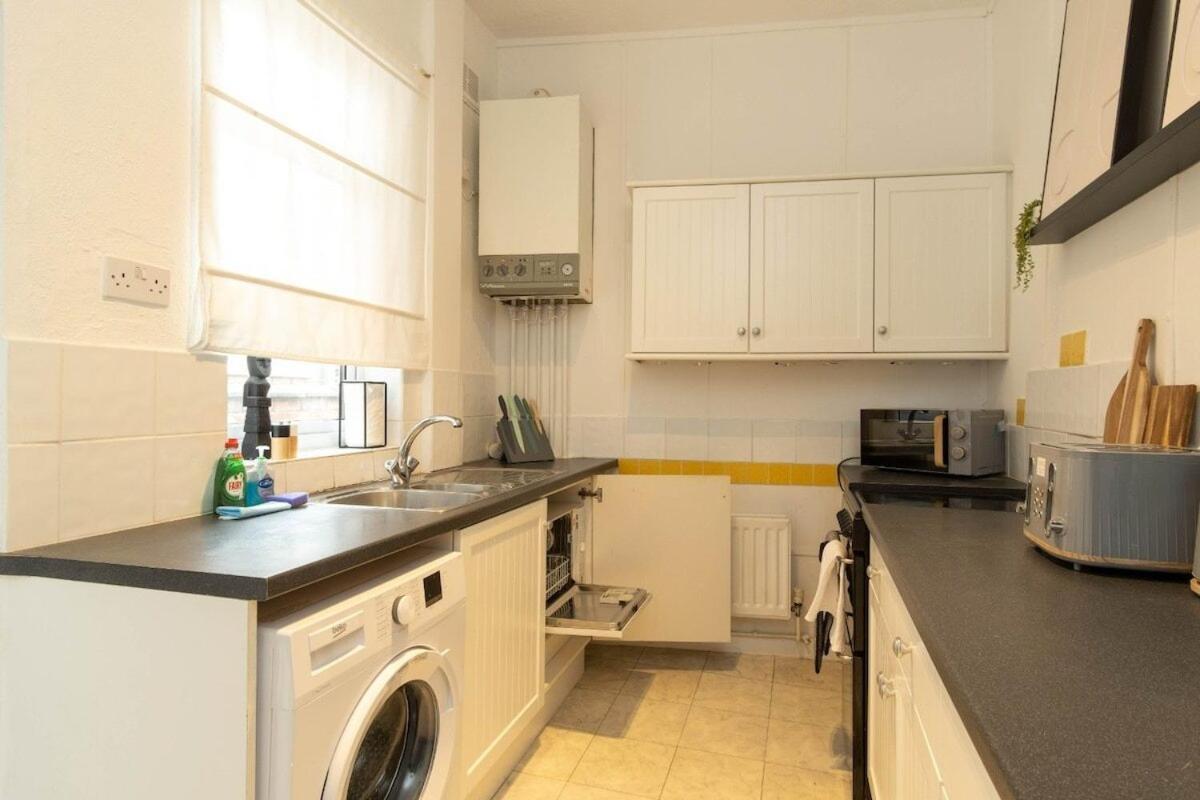 2 Bedroom Apartment By Littlepiggyrentals Short Lets & Serviced Accommodation Leicester With Wi-Fi, Free Parking & Outdoor Area Exterior photo